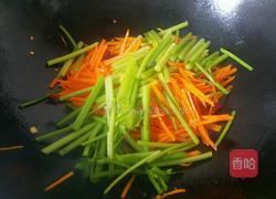 胡萝卜炒香芹的做法图解6