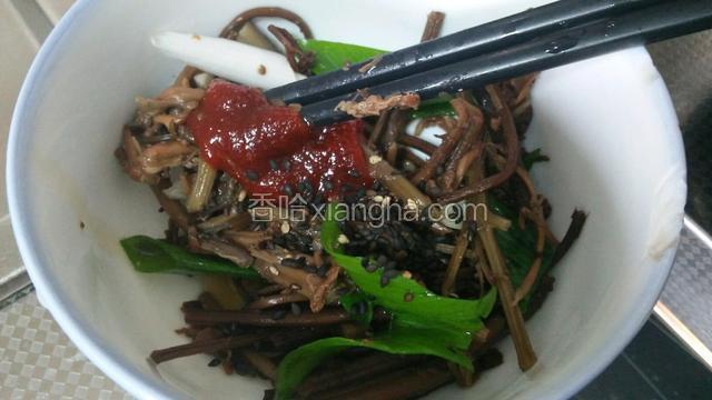 加盐，香油，芝麻拌匀
