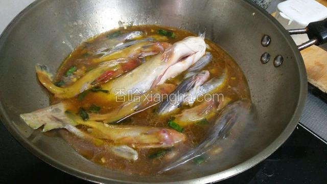 水开后加鱼，加盐，料酒，醋