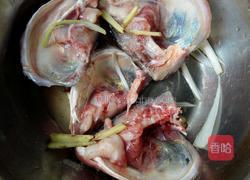 鱼头白菜汤的做法图解1