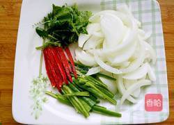 凉拌洋葱木耳的做法图解1