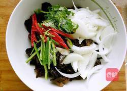 凉拌洋葱木耳的做法图解5