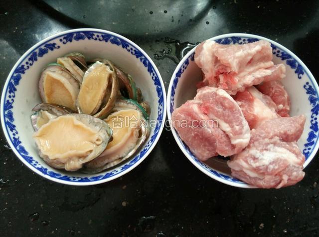 准备适量鲍鱼（按人数决定多少，一次一人吃2个就好了），把内脏挖出，用毛刷刷干净鲍鱼肉。排骨洗净。