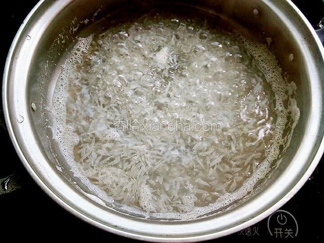 烧开后继续熬制七八分钟