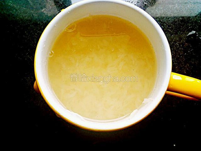 熬制好后倒入杯子里晾凉