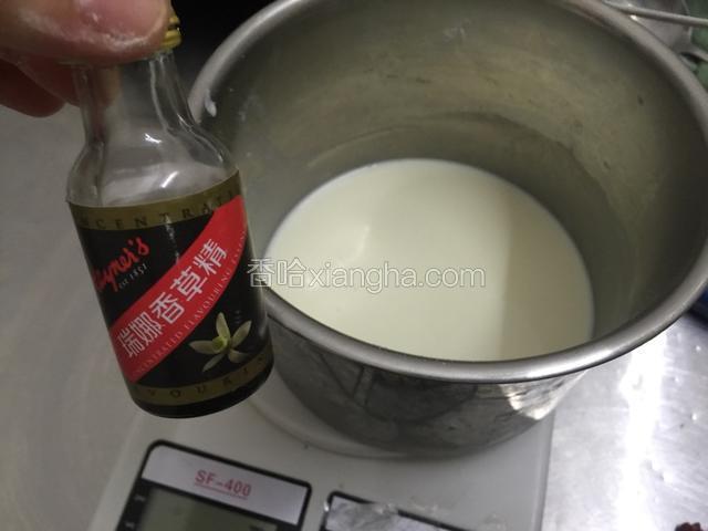 等冷却后加入香草精.搅拌均匀