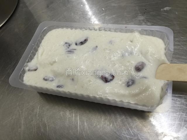 倒入模具.中间插棒子即可冷冻起来.