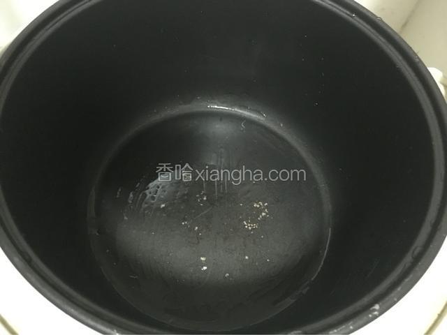 时间到了，将电饭锅加热，锅底刷上一层油