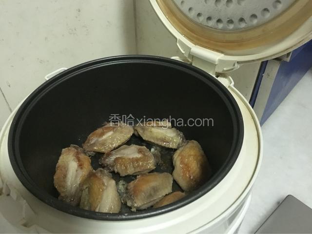 煮饭键跳起后将鸡翅翻面再焗一次煮饭键时间