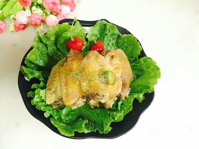 等第二次煮饭键跳起后，鸡翅熟了，装盘