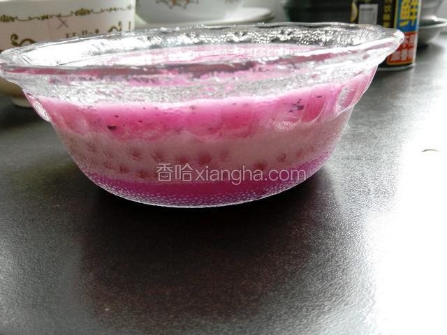 等上面一层火龙果汁凝固后取出，如图:层次分明
