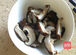 蒜苔香菇炒肉的做法图解2