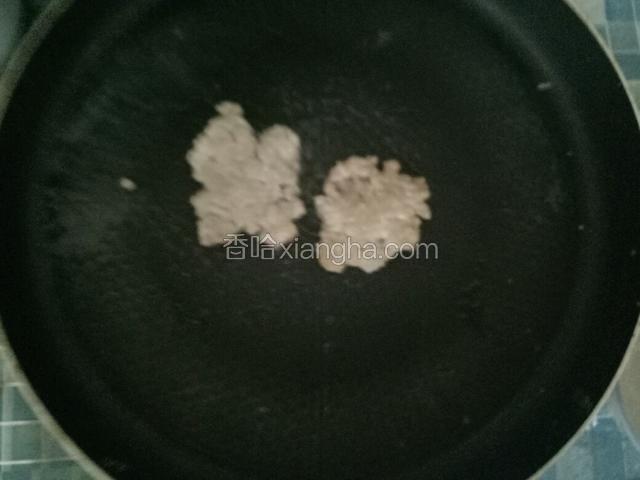 热锅放油，将猪肉用手按压成圆片形放入锅中，煎至两面变色。