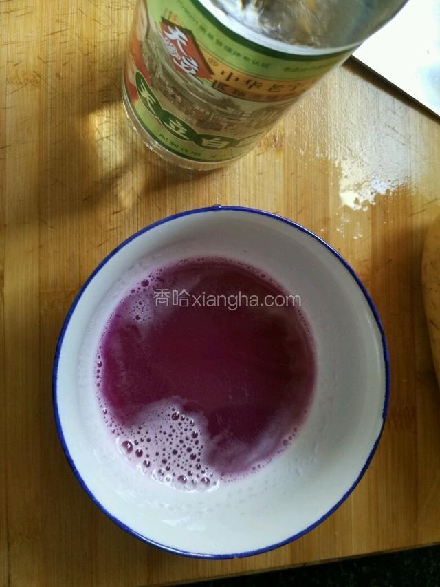 滴入几滴白醋～可以看到颜色发生了变化～