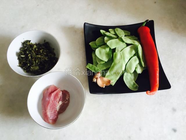 准备食材，将扁豆和红椒切粗丝，肉切细丝，蒜切末
