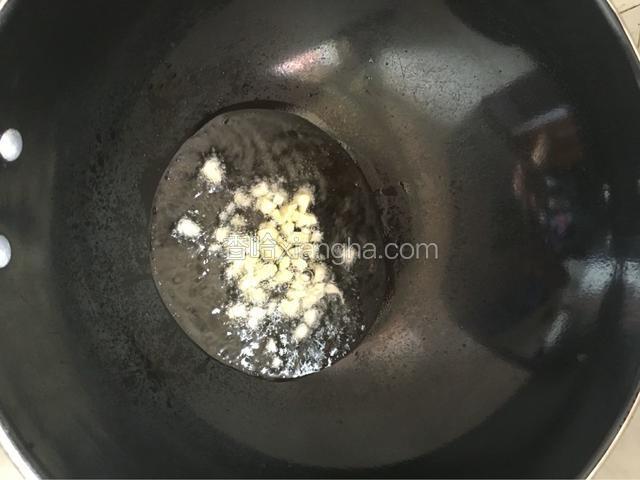 锅中倒入适量油，将蒜末爆香