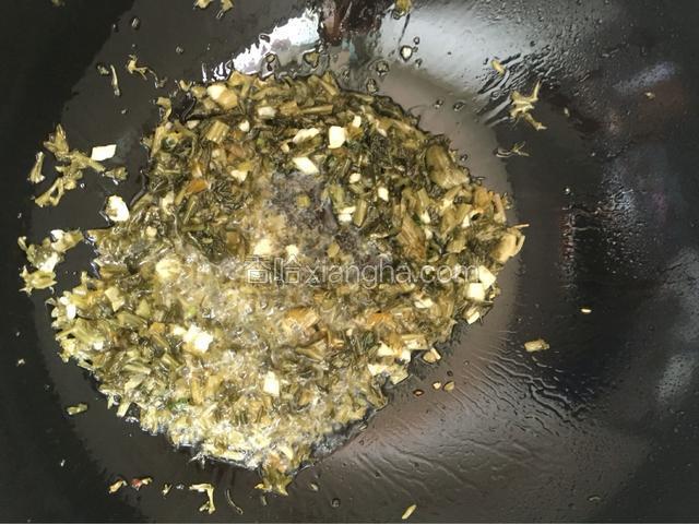 雪菜倒入锅中翻炒出香味