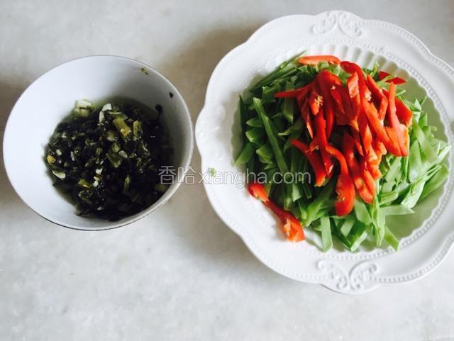 炒出香味的雪菜盛出备用