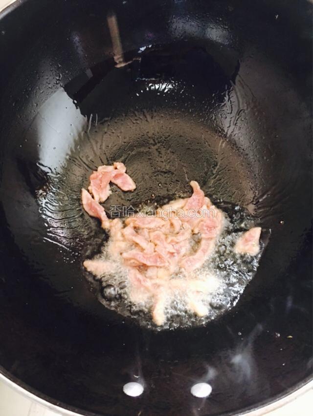 锅中倒入适量油，将肉丝炒熟