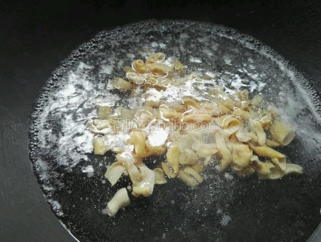 锅里水烧开加入一勺料酒，放入鸡肠焯一下捞起备用沥干