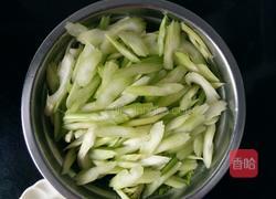 腰果炒芹菜的做法图解2