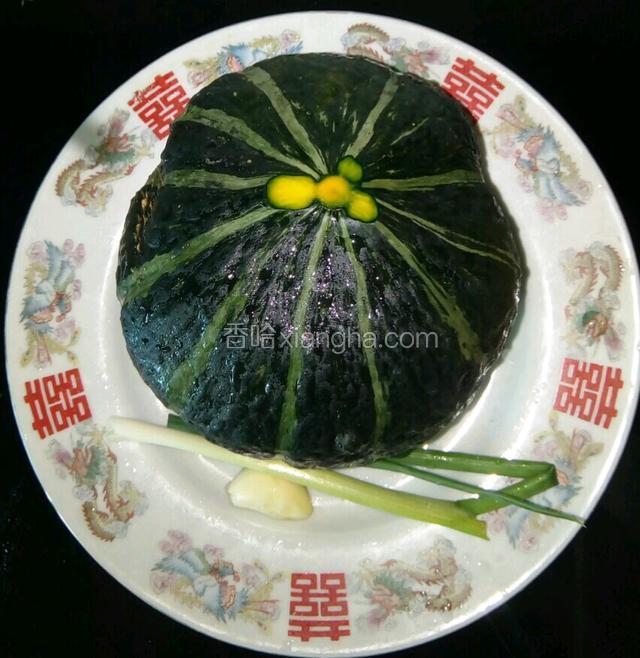 将葱，蒜去皮，同南瓜一同洗净。