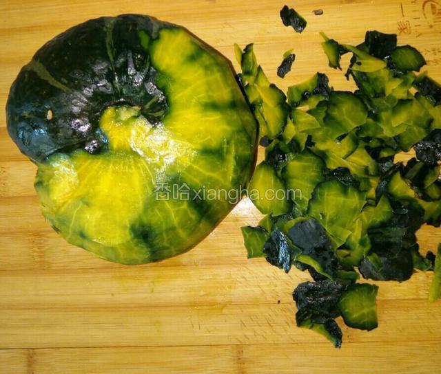 将南瓜去掉老皮和瓜瓤。