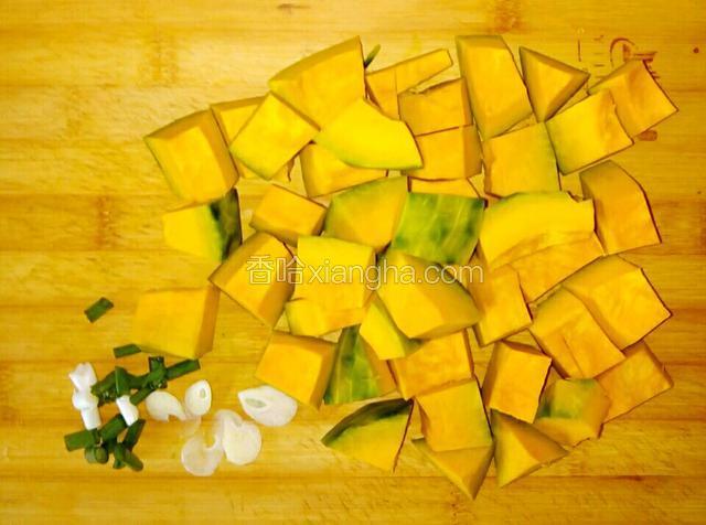 葱切末，蒜切片，南瓜切成小块。