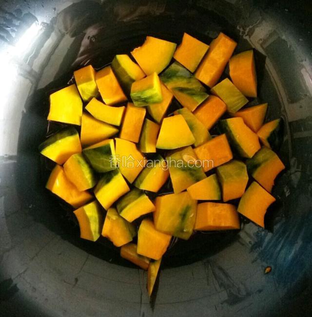 炒锅中豆油热后，倒入南瓜中火煎制。