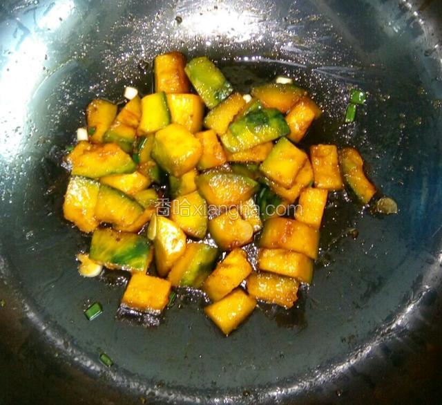 煎至南瓜表面微焦熟透。