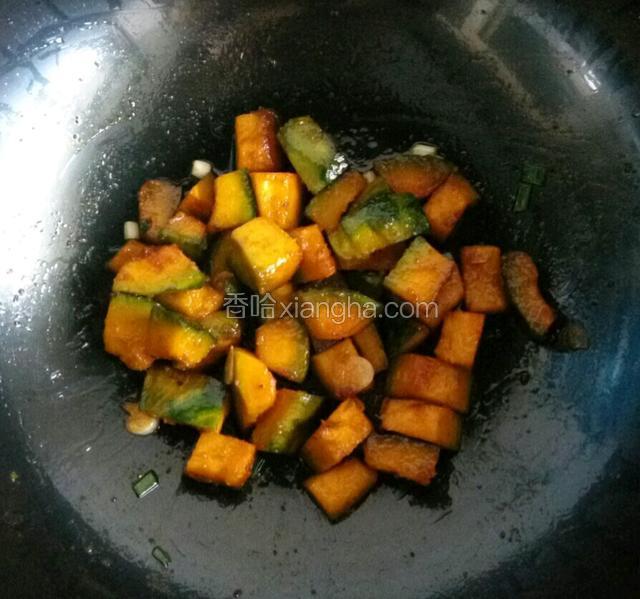 放入葱末，蒜片，生抽不停翻炒，使南瓜块儿均匀地裹上汁料，最后，放入盐和鸡精调味即可出锅。