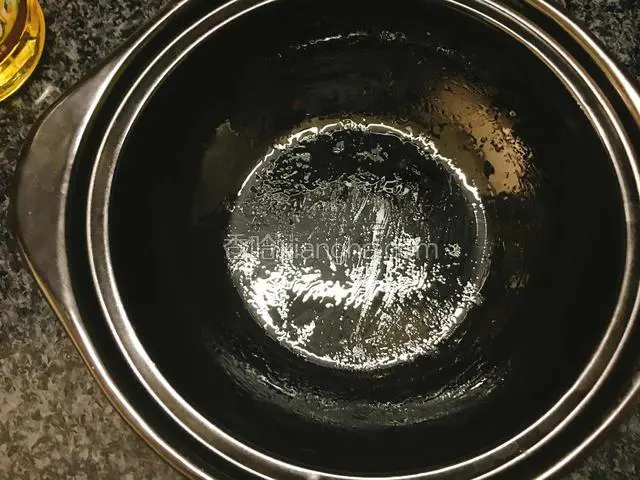 锅具刷一层油。