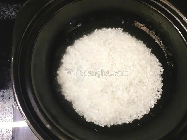倒入清水浸泡一小时。