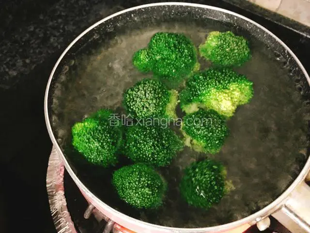 煮一锅沸水，西兰花入水汆烫2分钟。