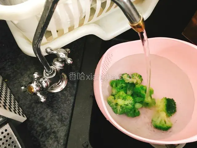 用直饮水冲凉。沥干水分备用。