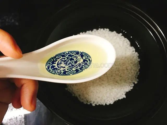 一小时后加入半汤匙的油。和大米搅拌均匀。