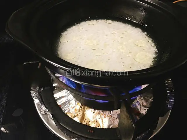开盖开大火煮沸后转小火，加盖焖煮至水份快收干。