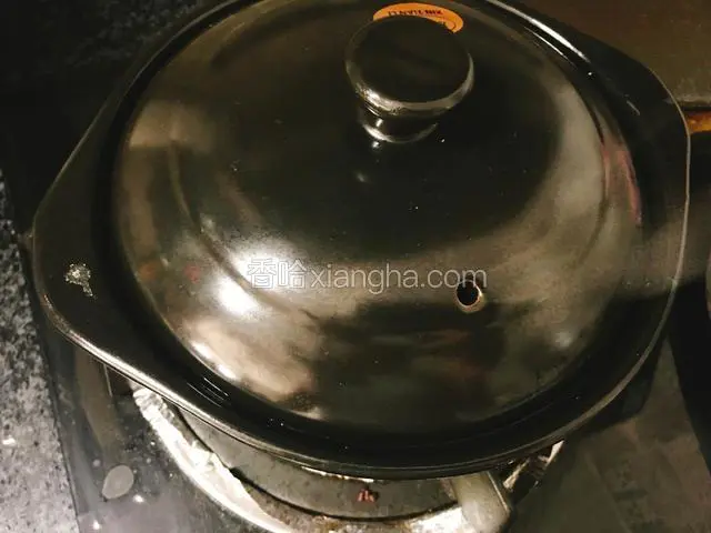 加盖小火煮3分钟后，继续焖10分钟。