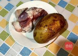 土豆块烧肉的做法图解1