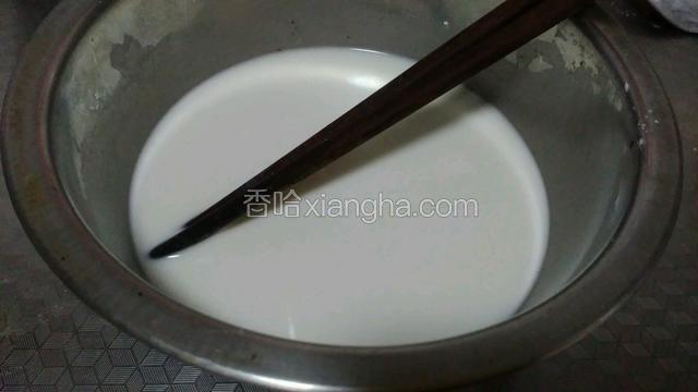 将水倒入盆中调成糊