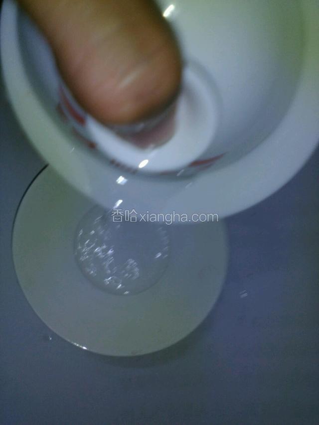 杯子盖上盖子摇摇洗一下茶，再把水倒出