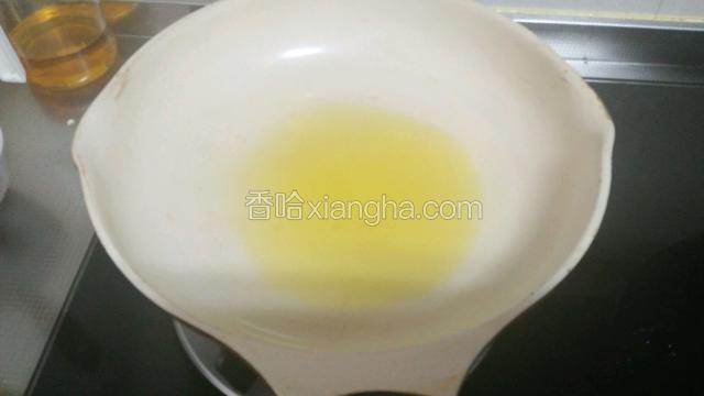 热锅下油