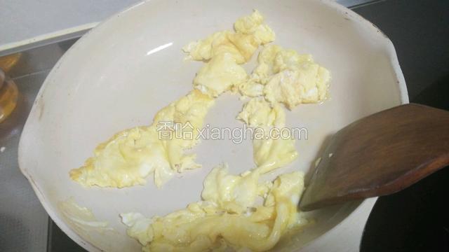 鸡蛋凝固，用铲子切断