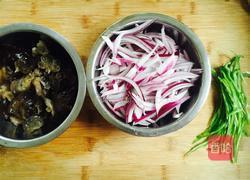 凉调洋葱木耳的做法图解1