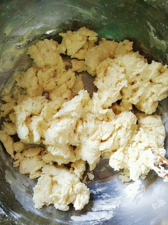 开水大概加到用水总量的一半，开始换加入冷水，继续用筷子搅拌，盆里还有少量干面时停止加水。