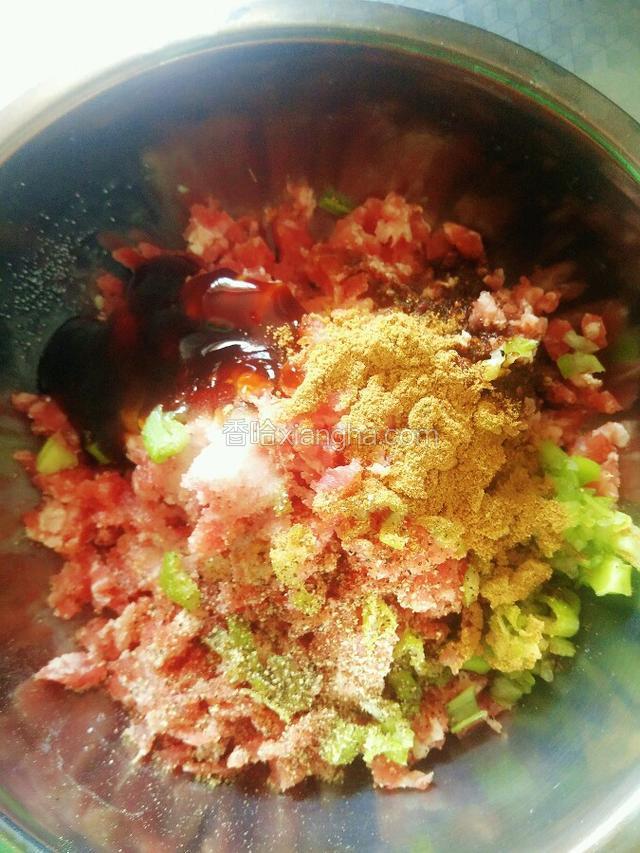饧面时开始拌馅，绞好的瘦牛肉加入适量盐，葱花，五香粉，老抽，黑胡椒碎，蚝油（可以多放些），筷子朝一个方向搅拌，使肉馅搅打上劲，如果觉得馅料发干就加入一点点水再搅拌，水一定一点点加，不要一下加多。