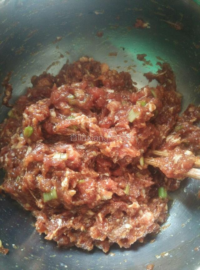 搅拌好的牛肉馅。