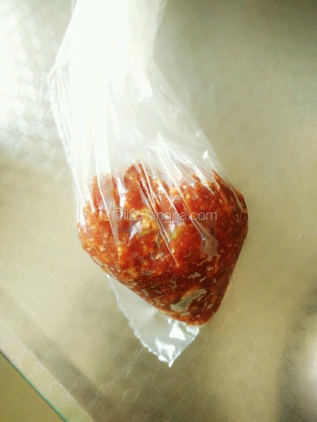 用一个裱花袋或者保鲜袋（我用的保鲜袋），装入馅料，其中一角剪开一个大约直径一厘米的口，备用。