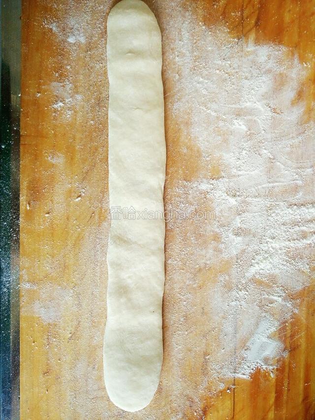 用手按扁。