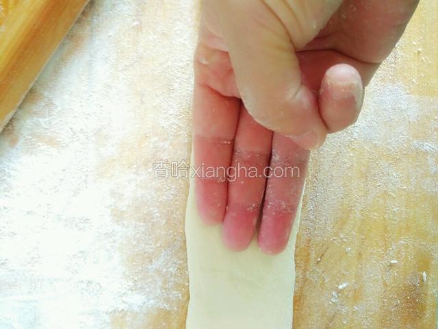 用擀面杖先纵向再横向擀开，大约三指宽。